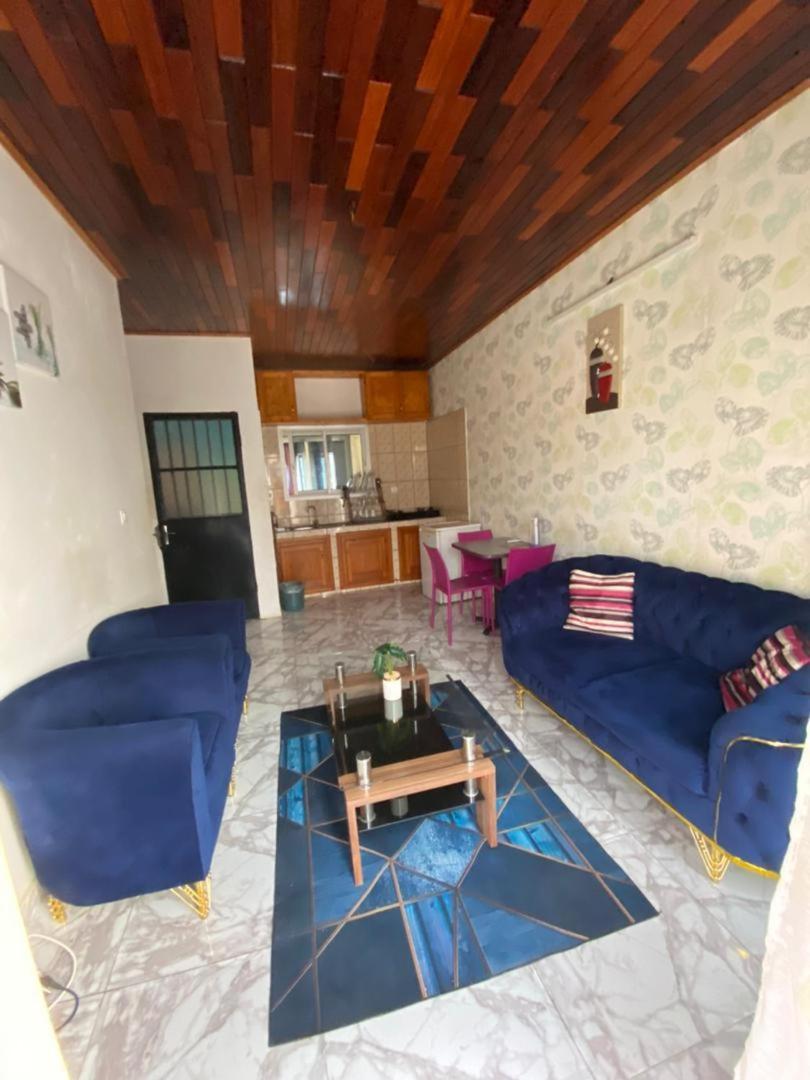 Cave Royale - Chambres-Studios-Apparts meublés - Logpom Hopithal des soeurs ápres Camara Laye Douala Extérieur photo